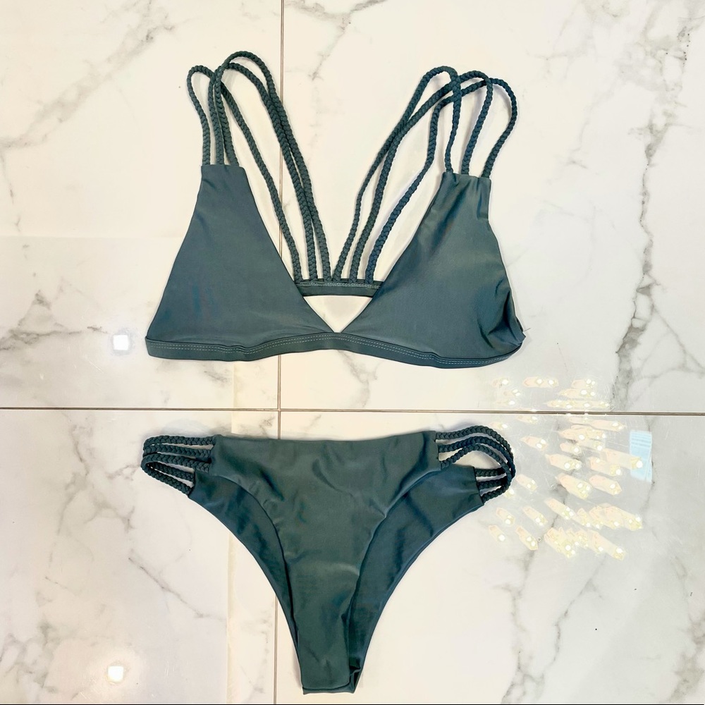 Strapping swimsuit set